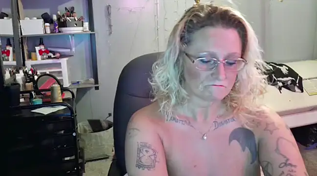 Snapshot of Lisalovely6981 chatting on January 22, 2025, 9:24 am Lisalovely6981 online show from January 22, 2025, 9:24 am