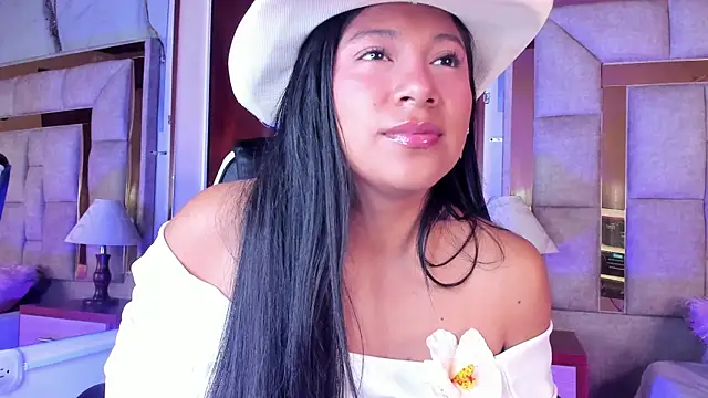 LinnaGardenia online show from December 21, 2025, 12:45 pm