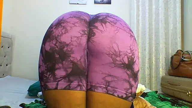 Petitiebooty online show from December 17, 2025, 4:40 am