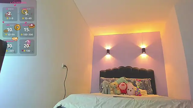 Sofia Clauss  online show from October 28, 2025, 4:05 am