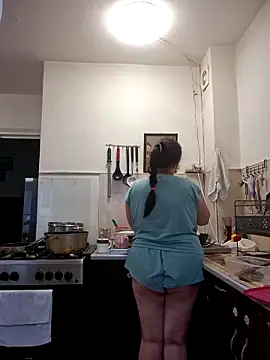 AvaLloyd online show from February 18, 2025, 2:49 pm