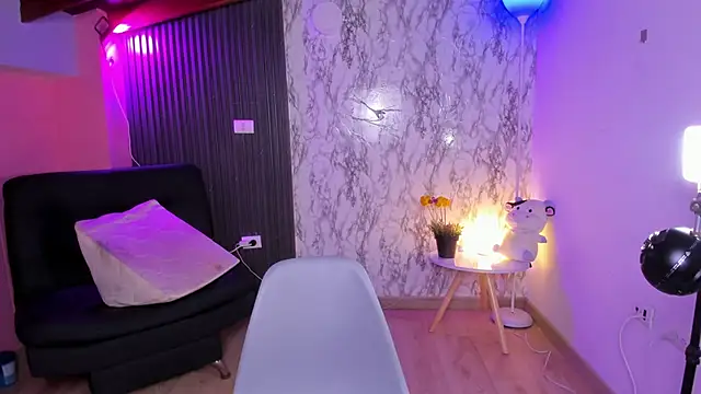 chloe blue online show from November 13, 2025, 11:20 am