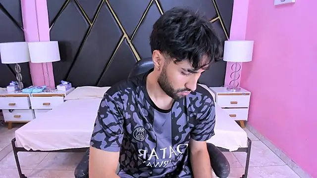 MilanZaire online show from November 17, 2025, 9:31 pm