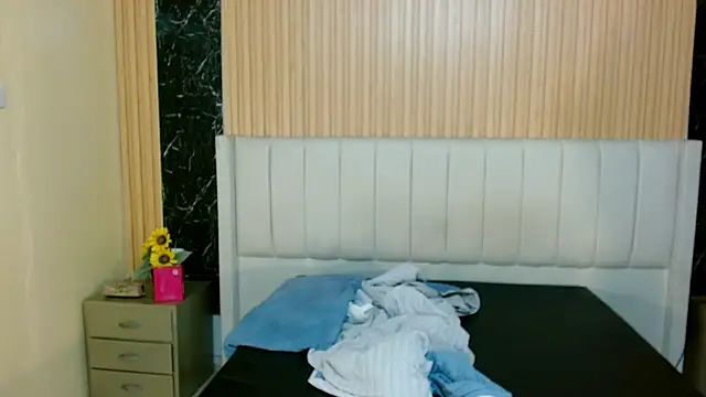 MilanZaire online show from December 5, 2025, 3:30 pm