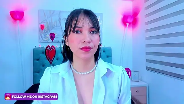 lina bedoya  online show from February 12, 2025, 12:01 pm