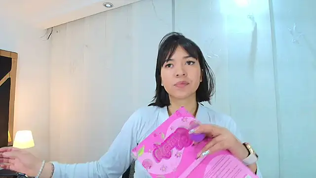 lina bedoya  online show from September 26, 2025, 11:36 am