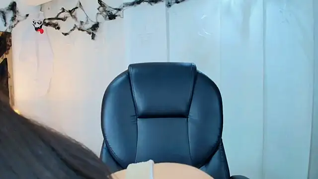 lina bedoya  online show from November 15, 2025, 11:29 am