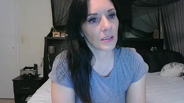 CrystalLakeXO online show from May 1, 2026, 4:28 am