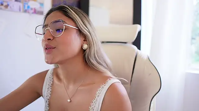 SaraParisi online show from January 25, 2025, 9:04 pm