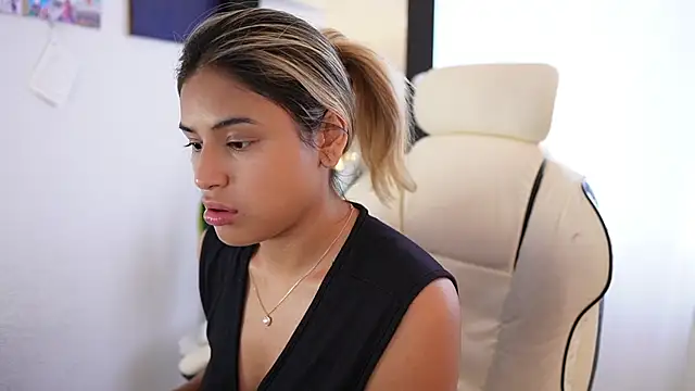 SaraParisi online show from February 1, 2025, 9:40 pm