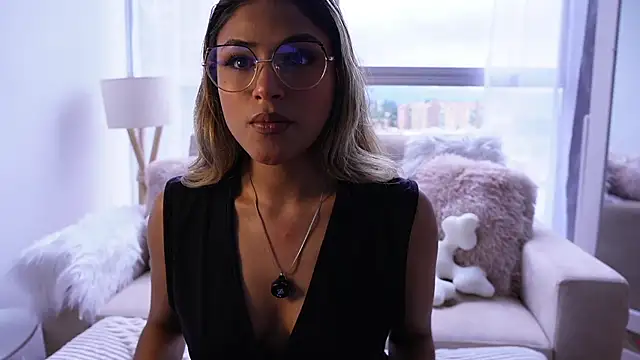 SaraParisi online show from March 5, 2025, 9:26 pm