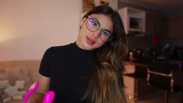 SaraParisi online show from February 5, 2026, 12:04 am