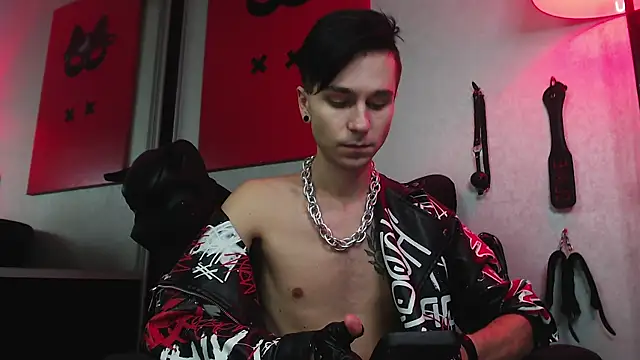 Joseph  Quinn online show from January 20, 2025, 12:39 pm