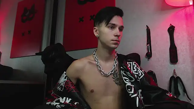 Joseph  Quinn online show from January 24, 2025, 1:57 pm