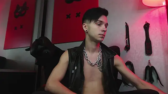 Joseph  Quinn online show from January 25, 2025, 2:03 pm