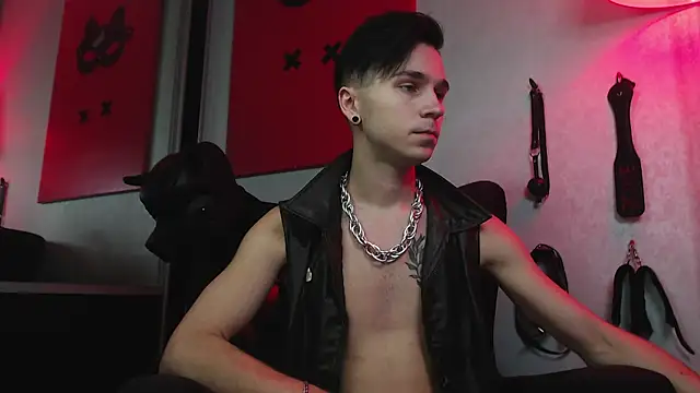 Joseph  Quinn online show from January 26, 2025, 6:06 pm