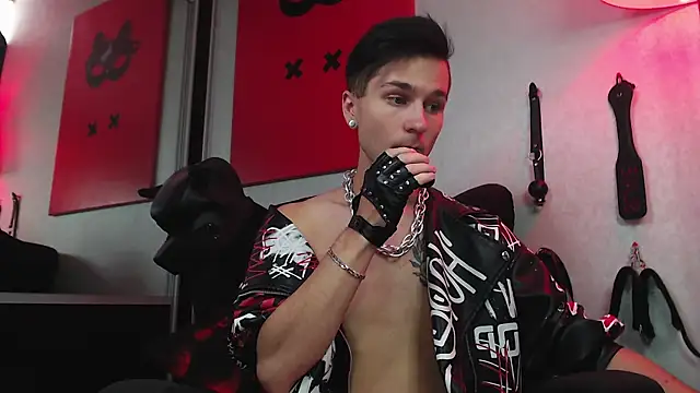 Joseph  Quinn online show from February 19, 2025, 11:06 am