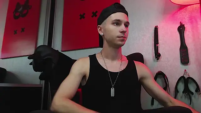 Joseph  Quinn online show from March 9, 2025, 1:48 pm