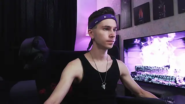 Joseph  Quinn online show from September 15, 2025, 8:36 am