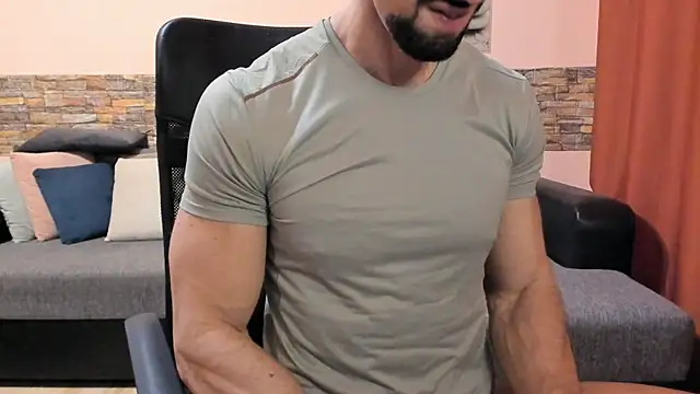 HotHunkTrainer online show from December 22, 2025, 8:44 am