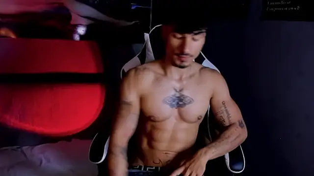 Snapshot of Thomas_Fit1 chatting on April 28, 2026, 12:42 am Thomas Fit1 online show from April 28, 2026, 12:42 am