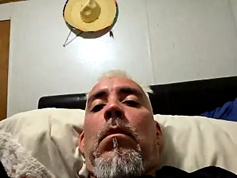 Xoc8  online show from May 3, 2026, 11:44 pm