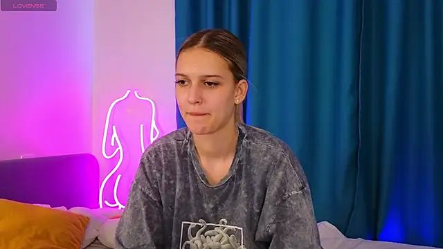 KimberliDean online show from February 28, 2025, 9:04 am