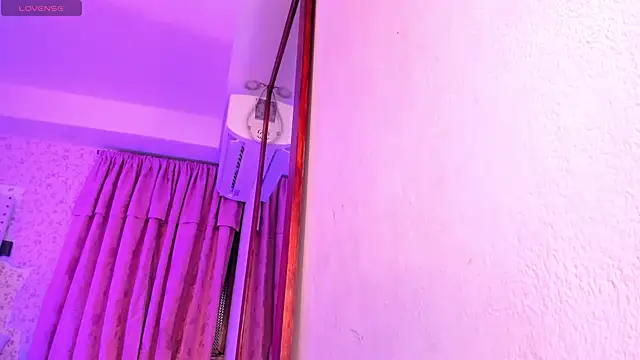 Snapshot of kitty_roouse chatting on January 6, 2025, 1:42 am kitty roouse online show from January 6, 2025, 1:42 am