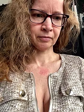 AnnikaRose online show from April 14, 2026, 6:08 am