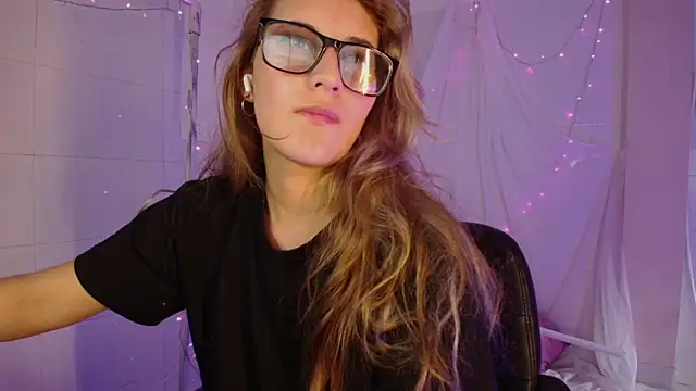 Giia paiige18 online show from February 16, 2026, 7:21 pm