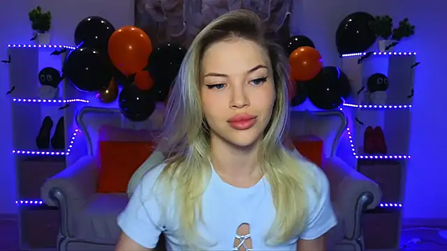 EmmyMills online show from October 28, 2025, 9:17 pm