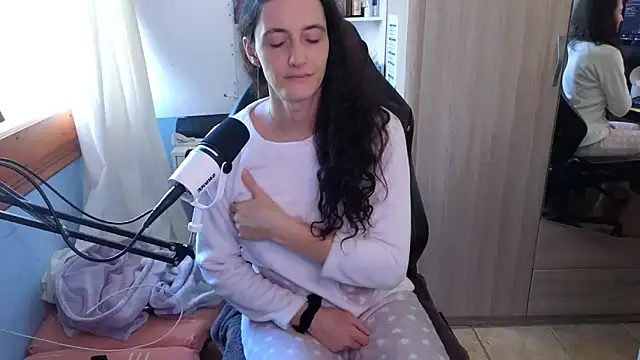 Snapshot of MemiKouki chatting on September 25, 2025, 2:32 pm MemiKouki online show from September 25, 2025, 2:32 pm