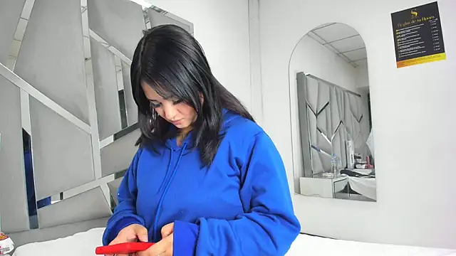 Catherinee69 x online show from October 28, 2025, 4:05 am