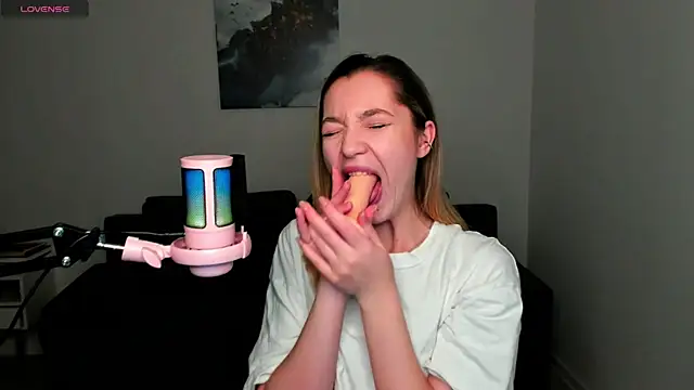 MiaThaine online show from December 25, 2024, 1:20 am