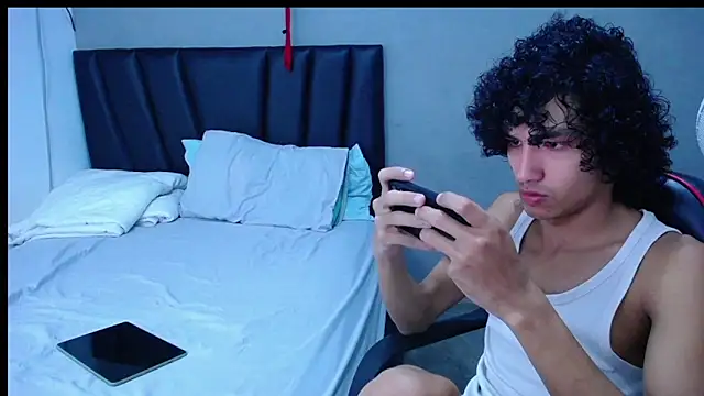 Snapshot of Tayronx33 chatting on November 2, 2025, 6:21 pm Tayronx33 online show from November 2, 2025, 6:21 pm