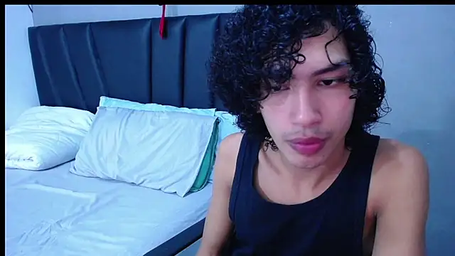 Snapshot of Tayronx33 chatting on November 3, 2025, 5:47 pm Tayronx33 online show from November 3, 2025, 5:47 pm