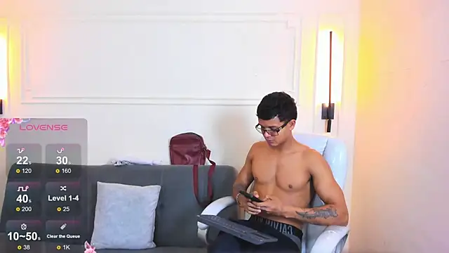 Snapshot of Paradise_boy_s chatting on May 21, 2026, 2:02 pm Paradise boy s online show from May 21, 2026, 2:02 pm