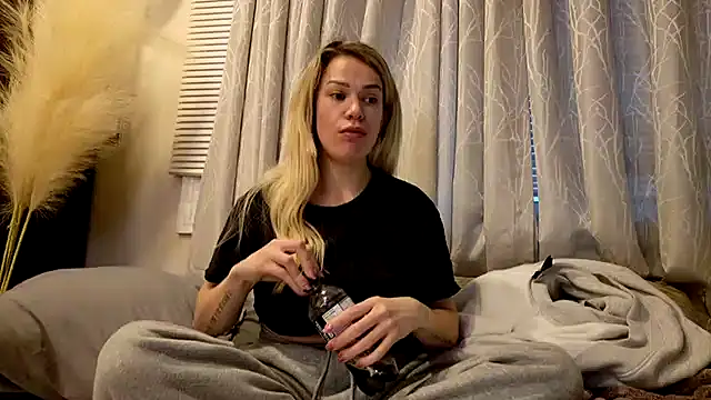 kianaxxx online show from January 7, 2026, 12:13 am