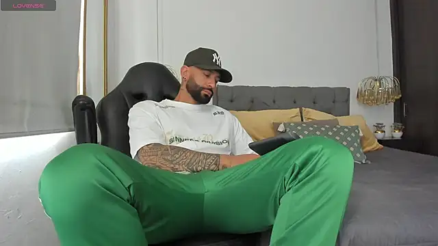 Snapshot of Yorby_Maxx1 chatting on January 16, 2025, 8:25 pm Yorby Maxx1 online show from January 16, 2025, 8:25 pm