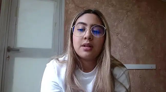 Miabonnett  online show from March 3, 2025, 3:09 pm