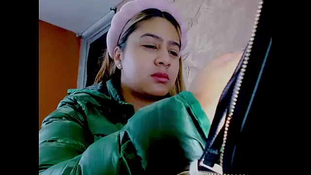 Miabonnett  online show from January 13, 2026, 12:21 pm