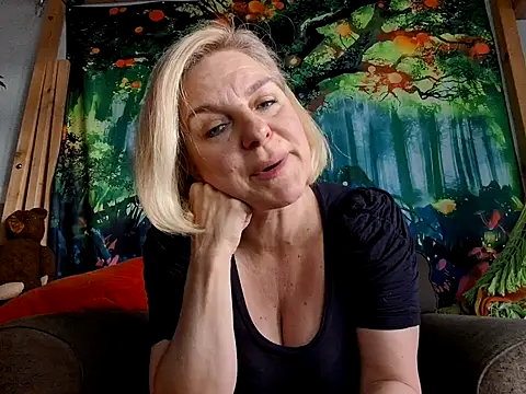 Snapshot of FrauleinSchmitt chatting on February 16, 2025, 12:32 pm FrauleinSchmitt online show from February 16, 2025, 12:32 pm