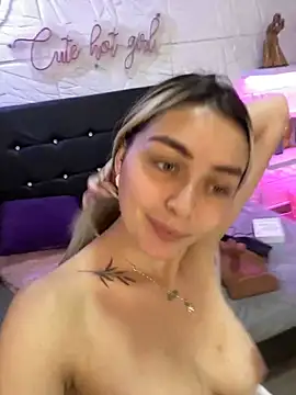 Snapshot of emma_oxford chatting on December 20, 2024, 12:30 am emma oxford online show from December 20, 2024, 12:30 am