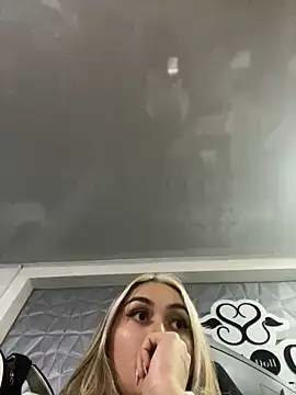 Snapshot of emma_oxford chatting on January 24, 2025, 2:39 am emma oxford online show from January 24, 2025, 2:39 am