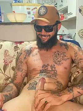 Leonpicudo online show from February 15, 2026, 6:04 pm