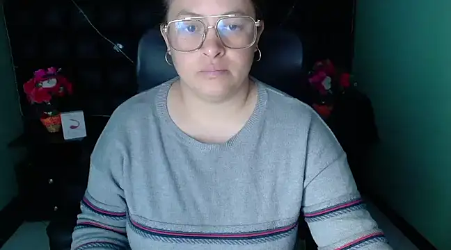 Snapshot of SaraThomso chatting on December 28, 2024, 2:54 am SaraThomso online show from December 28, 2024, 2:54 am