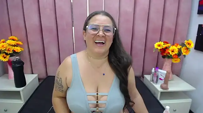 Snapshot of SaraThomso chatting on January 28, 2025, 6:05 am SaraThomso online show from January 28, 2025, 6:05 am