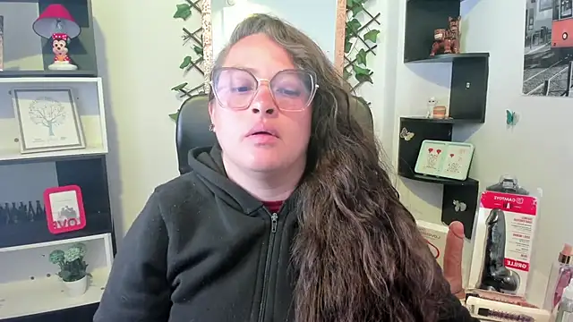 Snapshot of SaraThomso chatting on October 4, 2025, 3:37 am SaraThomso online show from October 4, 2025, 3:37 am