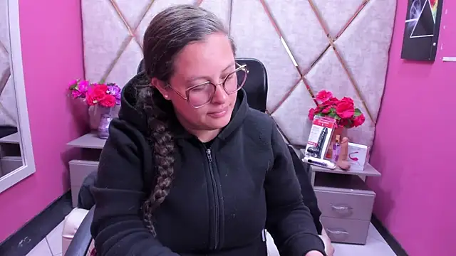 SaraThomso online show from November 28, 2025, 1:47 pm