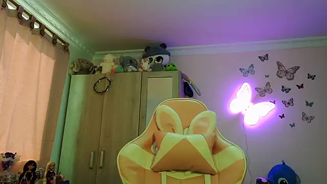 caroline jonson online show from March 23, 2026, 2:54 pm